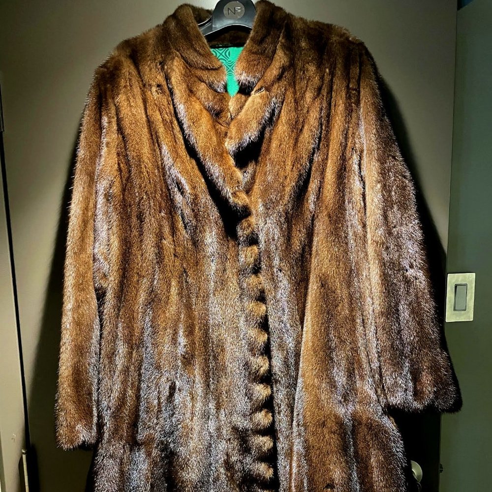 NEVER-WORN, METICULOUSLY STORED CUSTOM-MADE MINK FUR COAT